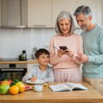 семья составляет список продуктов для покупки