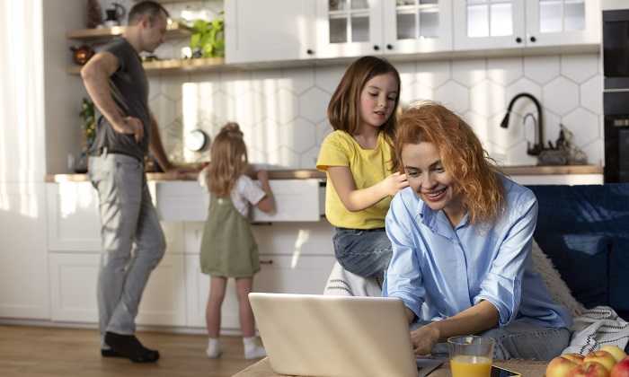 Распределение домашних обязанностей в семье Семья составляет график домашних дел вместе