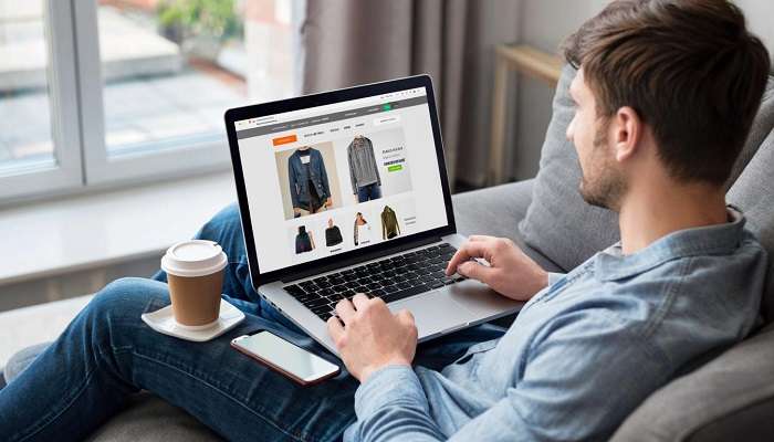 Онлайн-шопинг: стратегии экономии Ноутбук с открытыми интернет-магазинами на столе