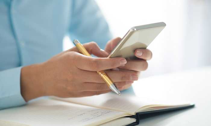 Асинхронная коммуникация: сообщения вместо звонков Сравнение экрана с хаотичными звонками и экрана с упорядоченными сообщениями